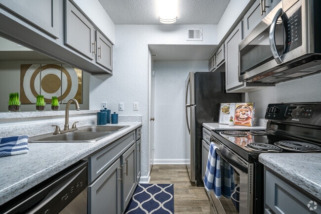 2BR, 2BA - 917SF - Woodlake Meadows