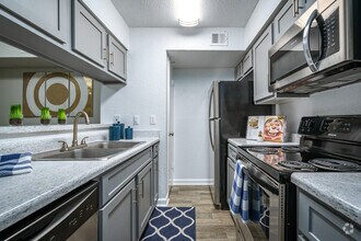 2BR, 2BA - 917SF - Woodlake Meadows