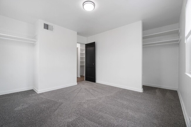 Building Photo - 2 bedrooms and 1 bathroom Townhouse in Mid...