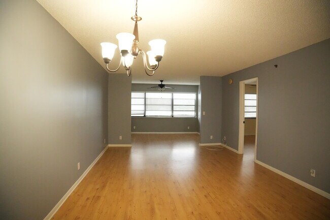 Foto del edificio - 4640 Lucerne Lakes Blvd W