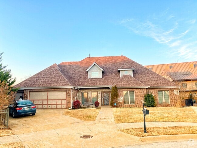 Building Photo - 300 SW Bordeaux Ct