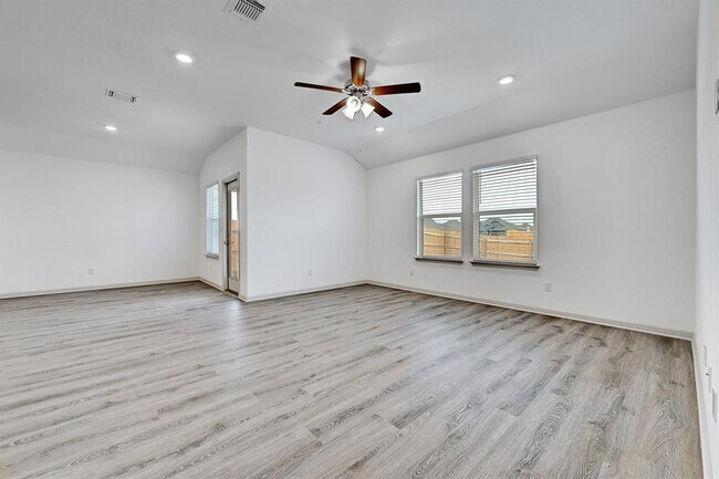 Building Photo - 132 Sweetwater Crk Ln