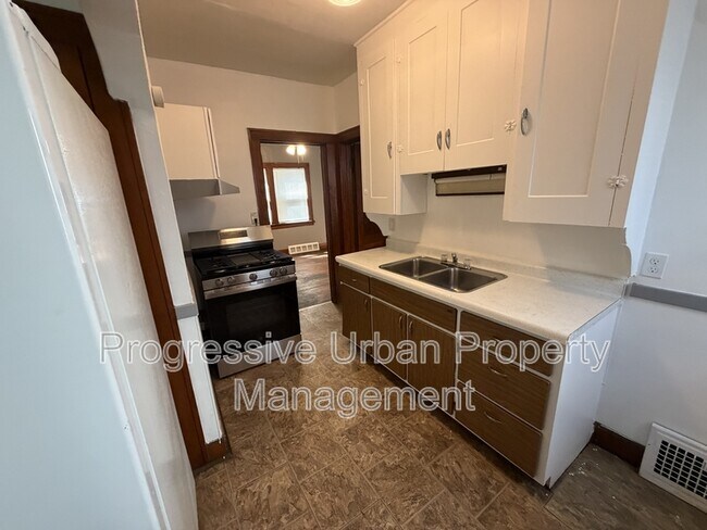 Foto del edificio - 7204 Lawn Ave