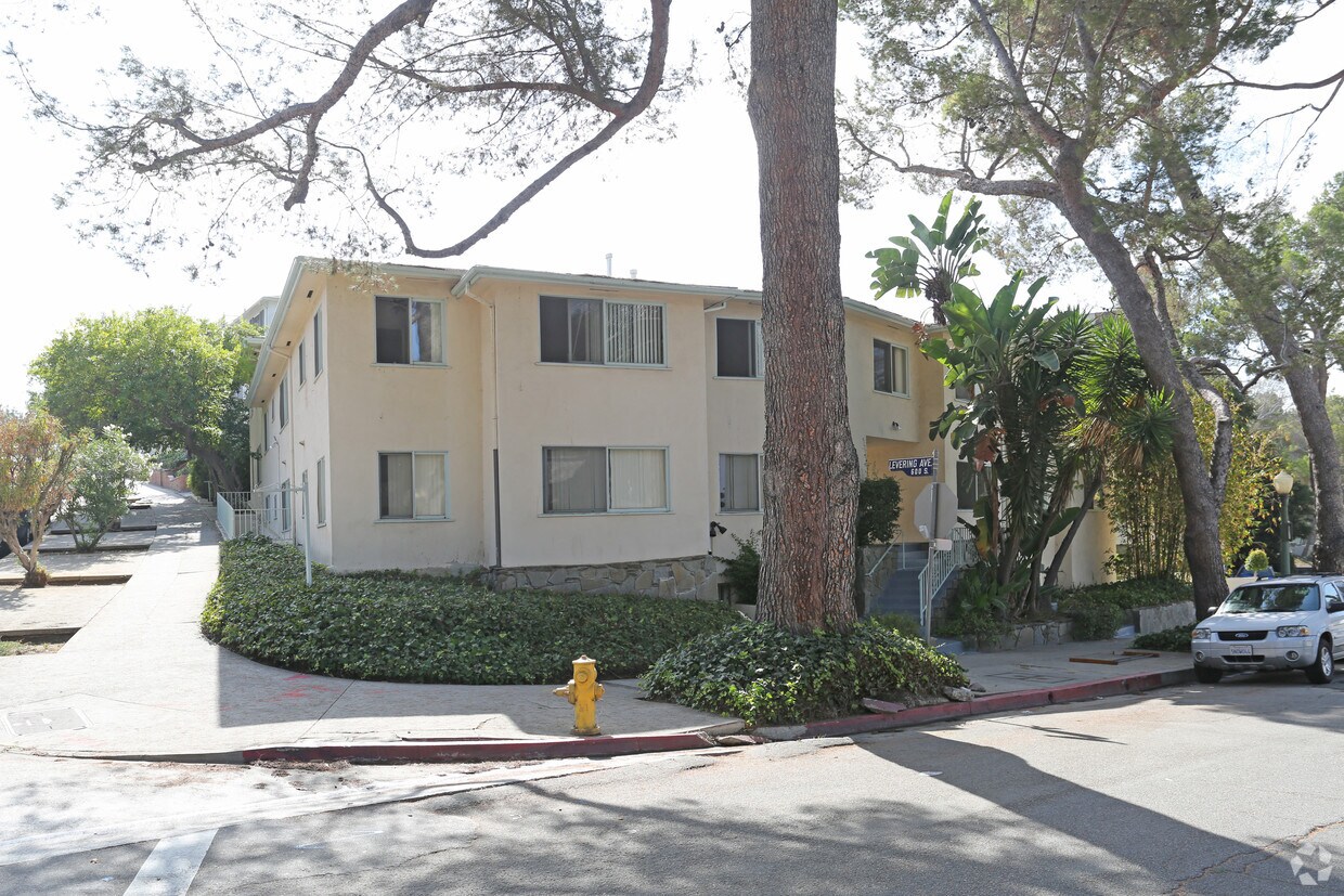 Foto del edificio - 600 Kelton Ave