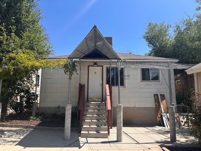 Building Photo - 628 S University St