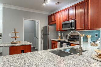 Building Photo - Oaks at Sugarloaf