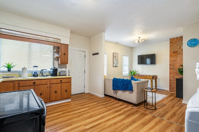 Building Photo - *Recently Updated 2BD/1BA Apartment availa...