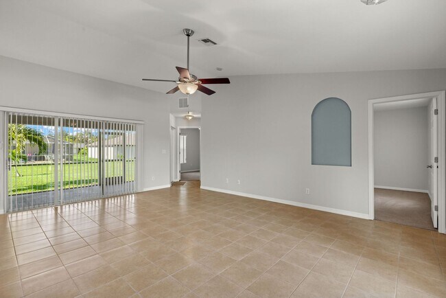 Foto del edificio - This Beautiful SW 3/2/2 Home is move-in re...