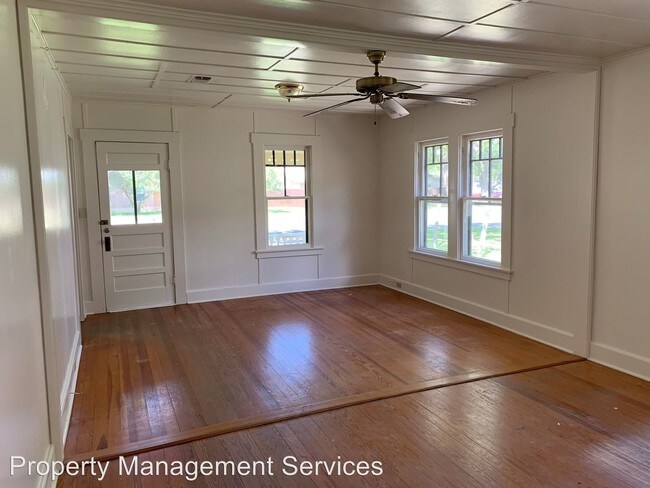 Building Photo - 3 br, 1 bath House - 207 E. College