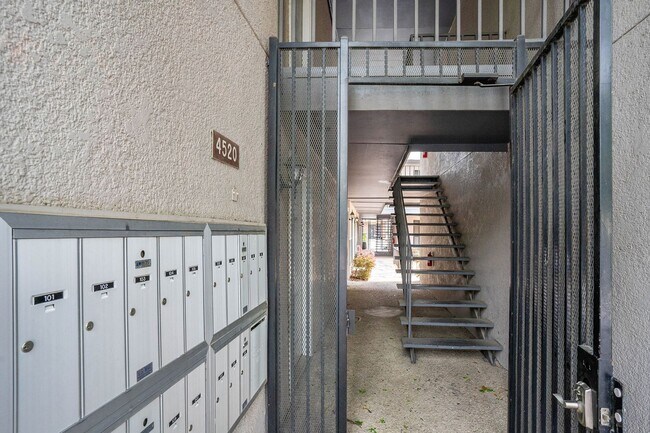 Building Photo - Charming 1-Bedroom Condo Near Uptown Dallas
