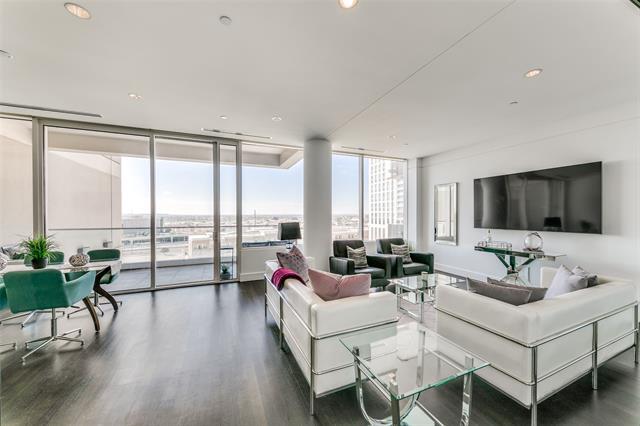 Foto del edificio - 2408 Victory Park Ln