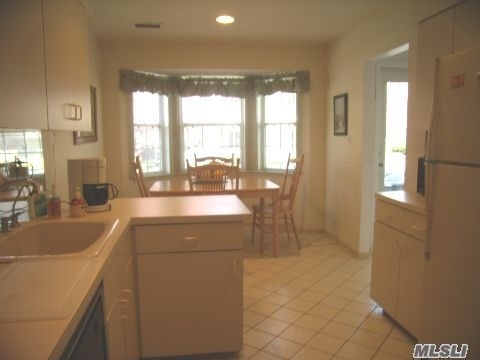 Building Photo - 30 Manors Dr