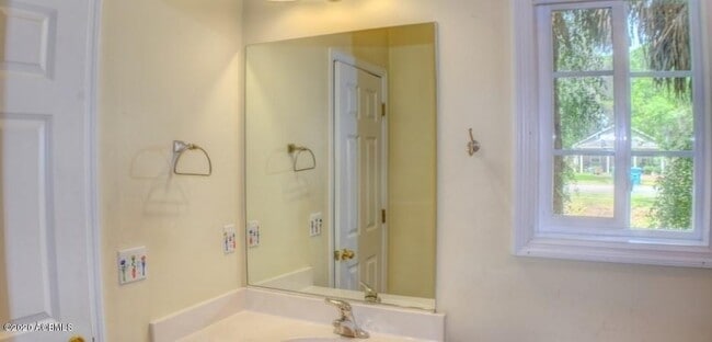 Building Photo - 2618 Holmes Dr