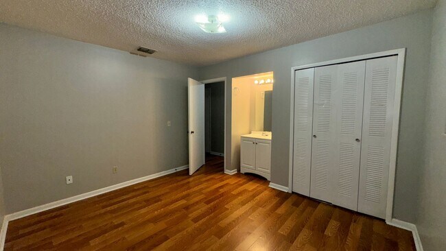 Foto del edificio - 2 Bedroom - 1 Bath Condo Available for Imm...