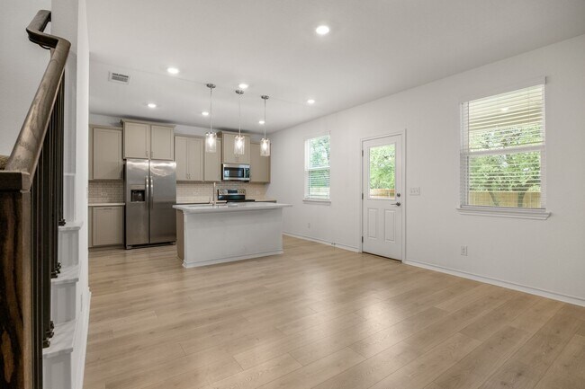 Foto del edificio - Spacious 4 Bed / 3 Bath in Liberty Hill – Quartz Kitchen, Hot Tub + Flexible W/D Option