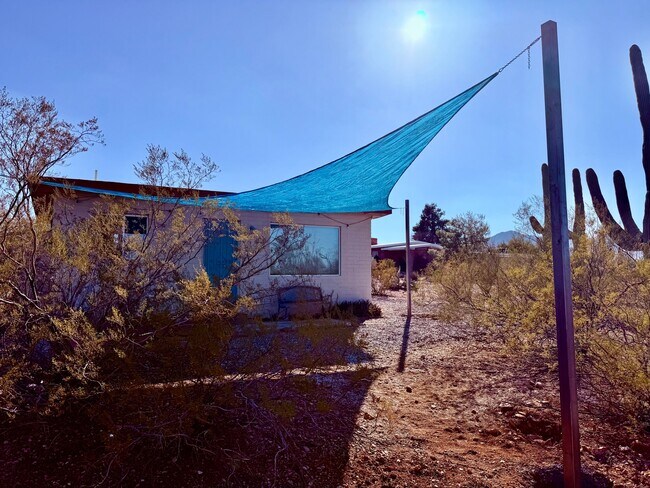 Foto del edificio - 1702 N Greasewood Rd