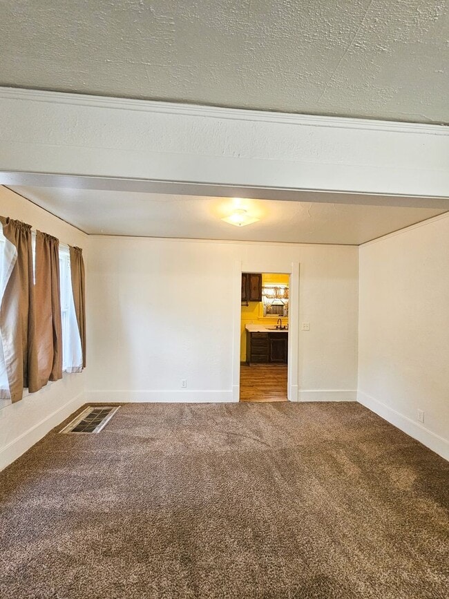 Building Photo - 4 Bedroom Home Located Downtown