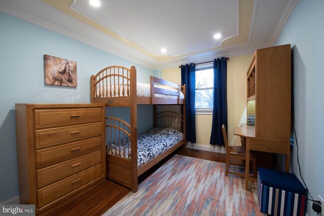 Building Photo - 748 Tennyson Dr