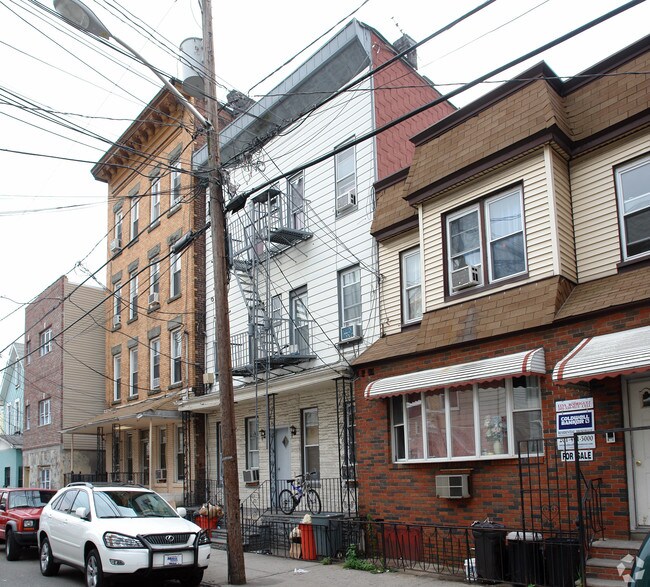 Building Photo - 529 27th St