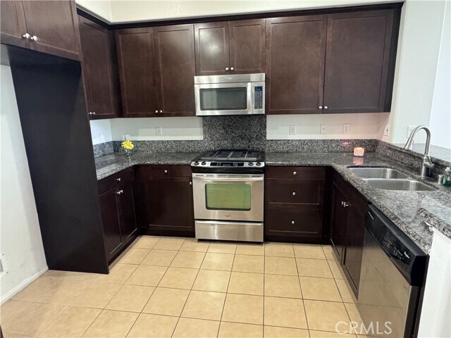 Foto del edificio - 961 Sweetbriar Ln