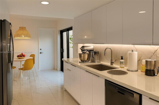 Foto del edificio - 7441 Bay Hill Dr