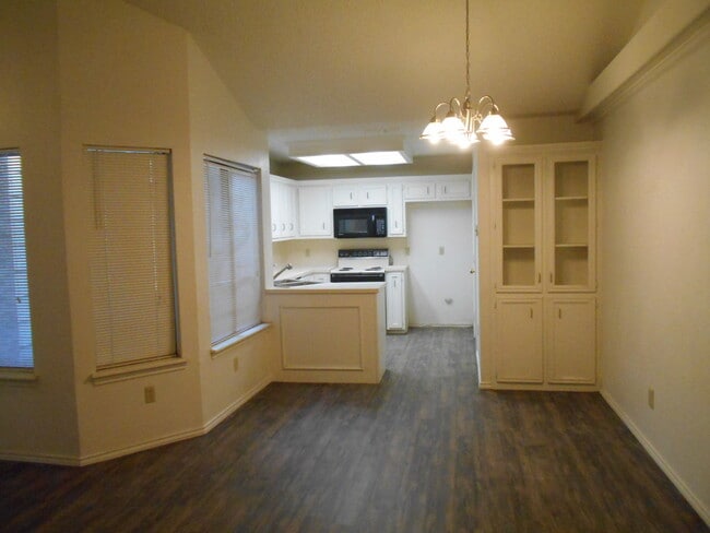 Building Photo - Beautiful Townhome Close to all Lubbock Am...
