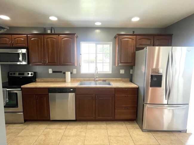 Foto del edificio - Beautifully Updated 4-Bedroom Home in the ...