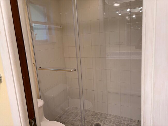 Baño de invitados - 1265 Kasamada Dr