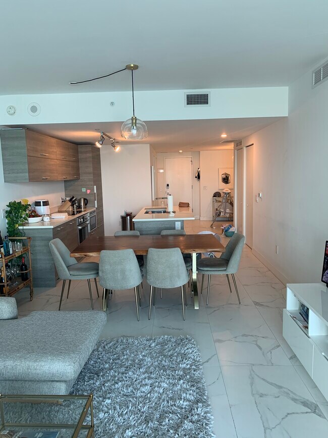 Foto del edificio - 650 NE 32nd St