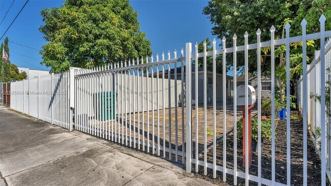 Foto del edificio - 4651 NW 23rd Ct
