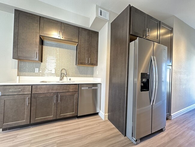 Building Photo - 442/444 E Lincoln