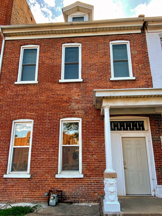 Building Photo - 1373 Iowa St