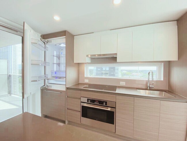 Photo du bâtiment - 13615 Fraser Hwy