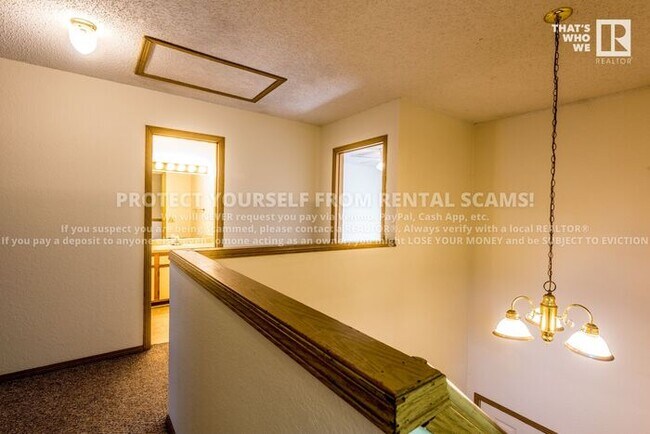 Building Photo - 686 W Martha Dr