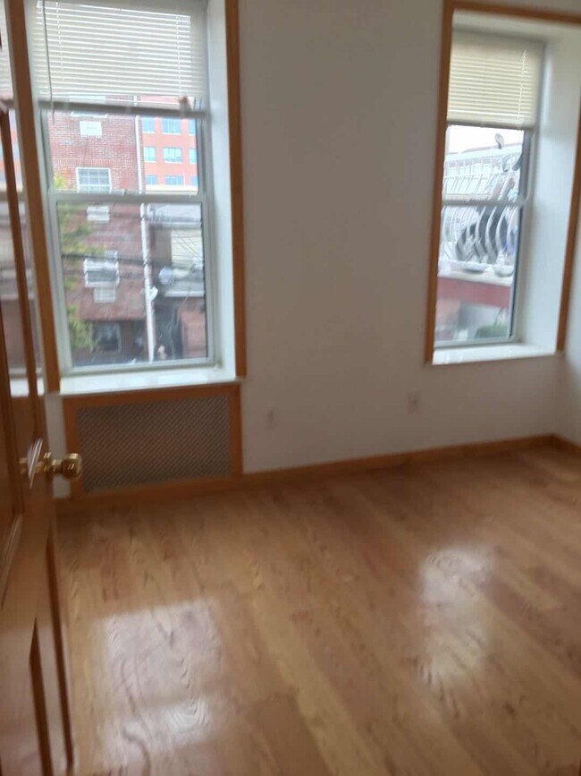 Foto del edificio - 3470 111th St