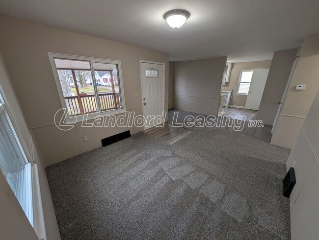 Foto del edificio - Updated Cape Cod with New Flooring, Front Deck & Garage