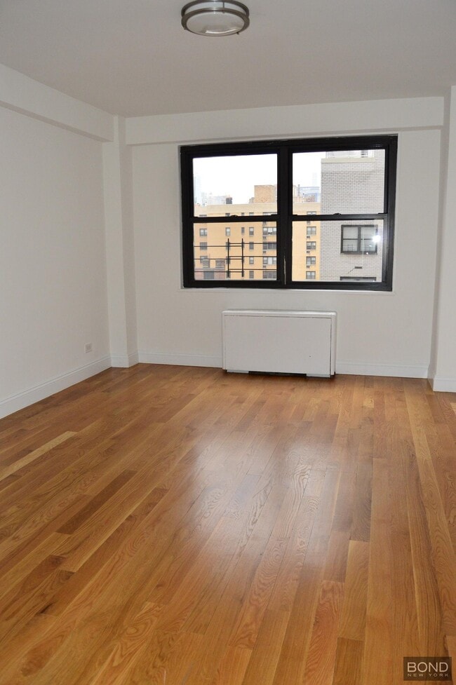 Building Photo - 145 E 16th St
