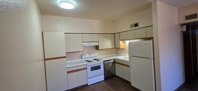 Building Photo - 1041 N Mesa Dr