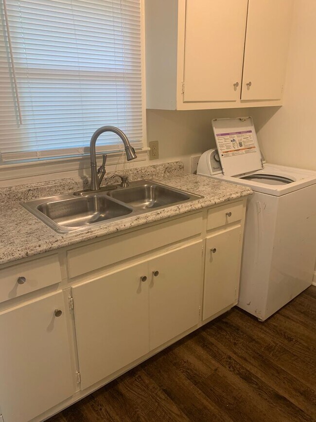 Foto del edificio - 3 Bed 1 Bath Home Available Fall 2026!