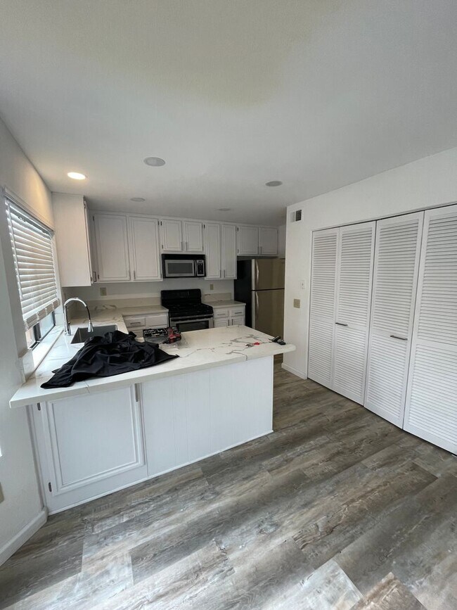 Foto del edificio - Absolutely stunning remodeled 3 bedroom 2 and half bathroom home in the heart of Mira Mesa!