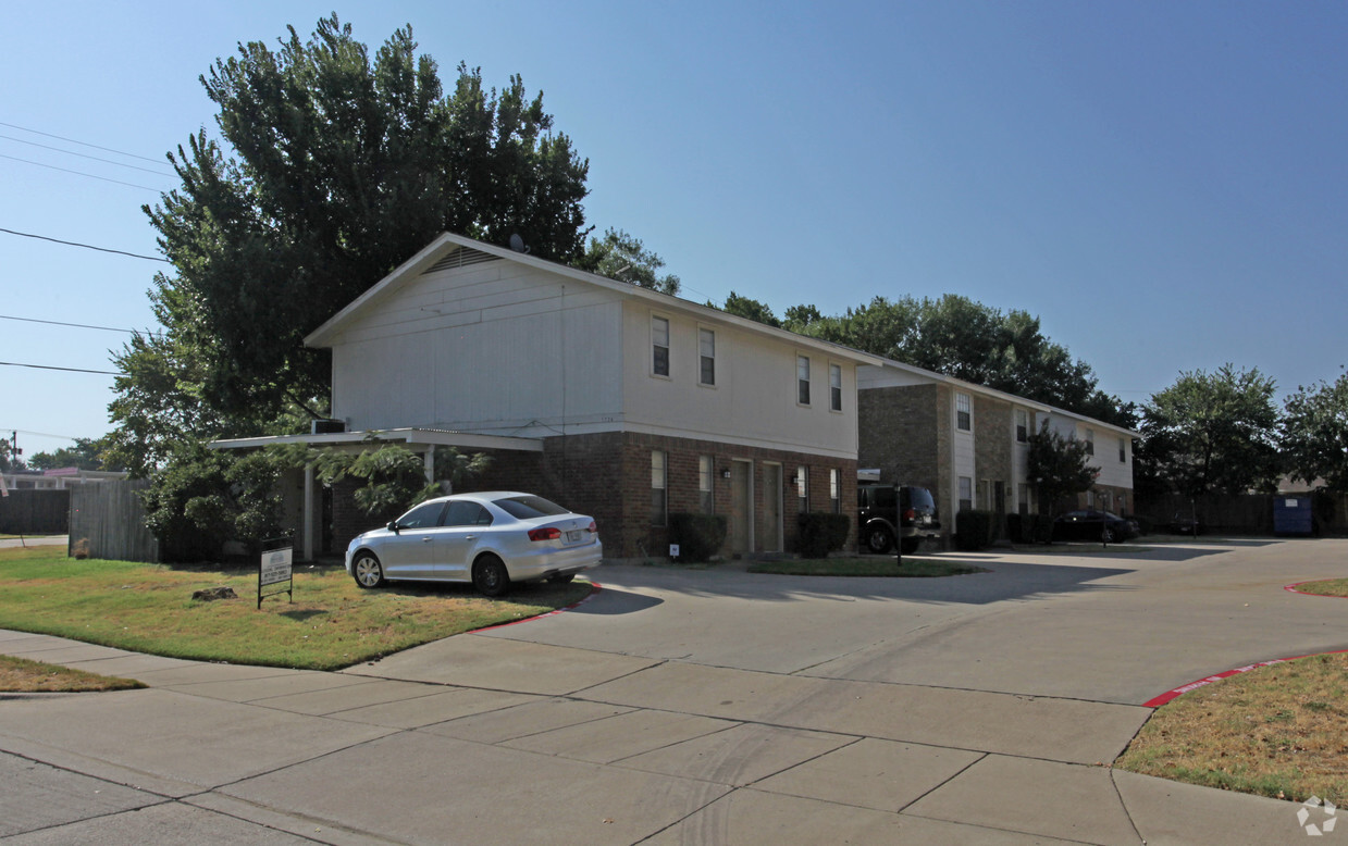 Building Photo - Sanford Villas