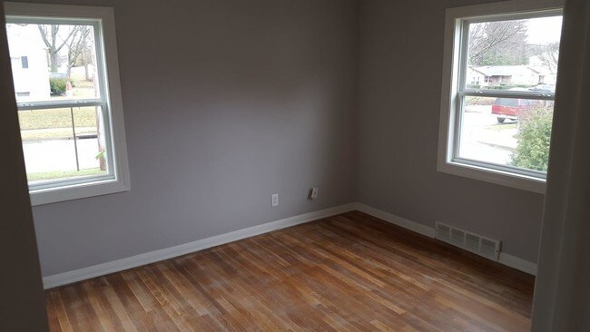 Building Photo - 2033 Eastlawn Ave