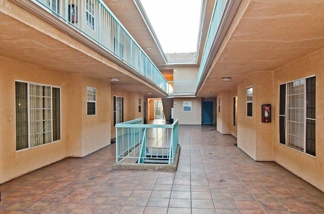 Building Photo - 612 E Cypress Ave
