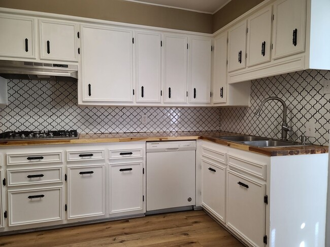 Building Photo - Great Cottage Style Rental!