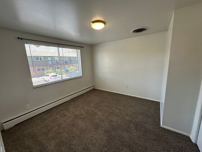 Foto del edificio - Move in Ready! Newly updated 1 bedroom 1 bath unit in secure building- Off Street Parking! 1 Mont...