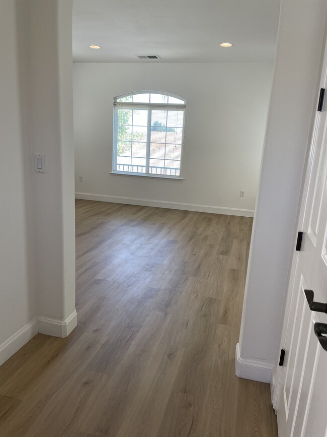 Entry to family room - 1306 W Lagoon Rd