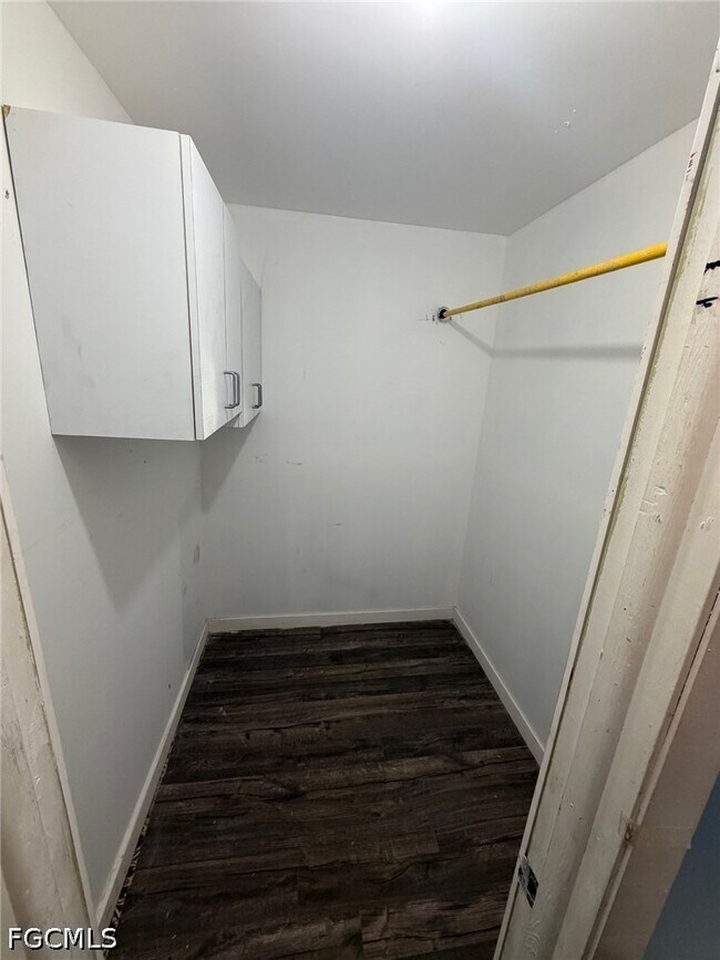 Foto del edificio - 653 Howells Cir Dr