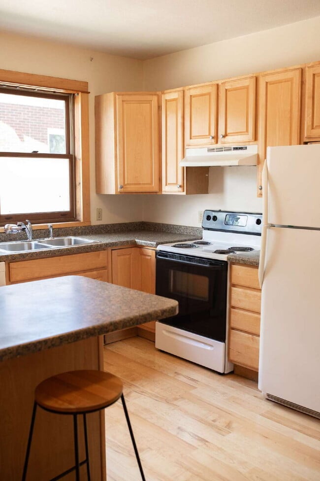 Building Photo - 3 Bedroom, 1 Bathroom Duplex