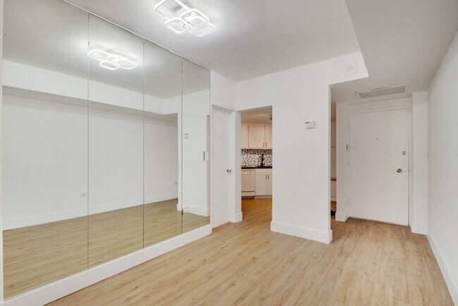 Building Photo - 999 Brickell Bay Dr