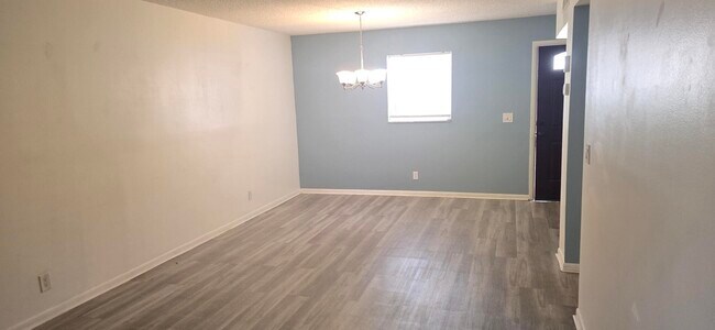 Foto del edificio - 300 Bonnie Blvd